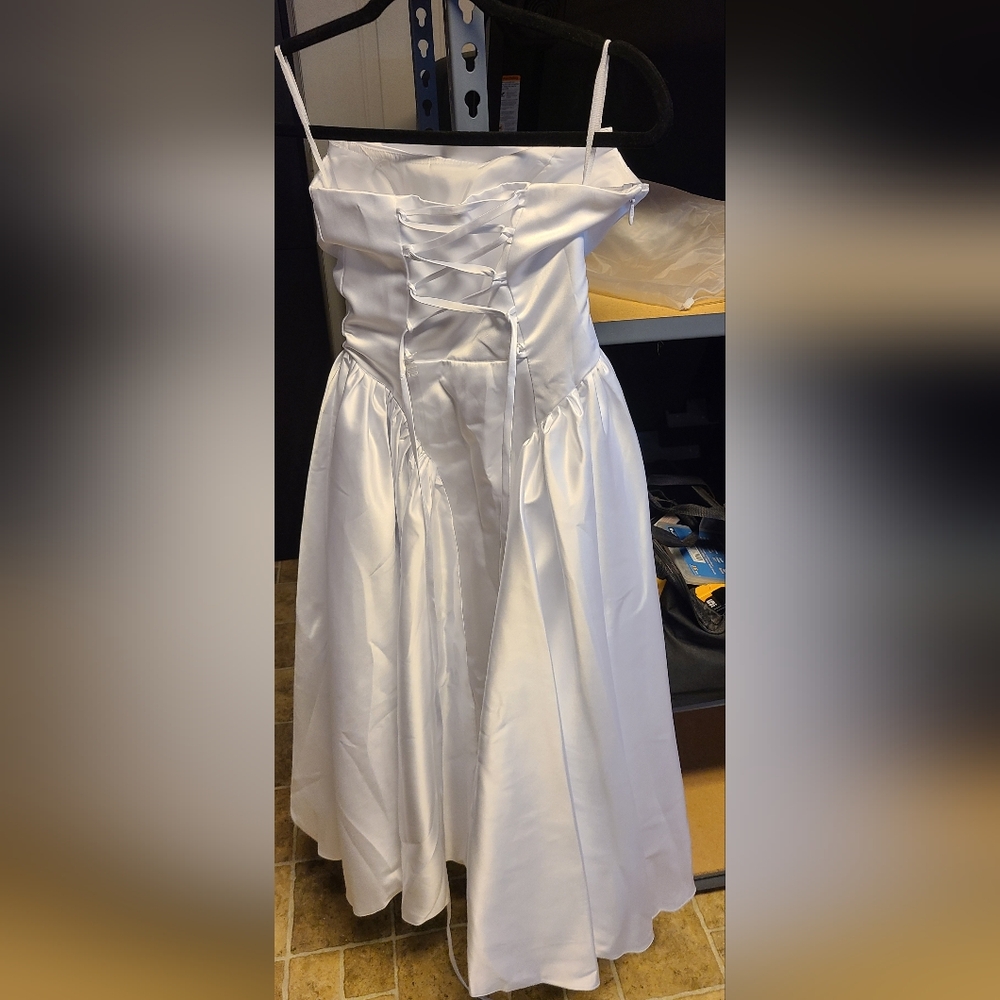 Chic White A-Line Satin Skirt